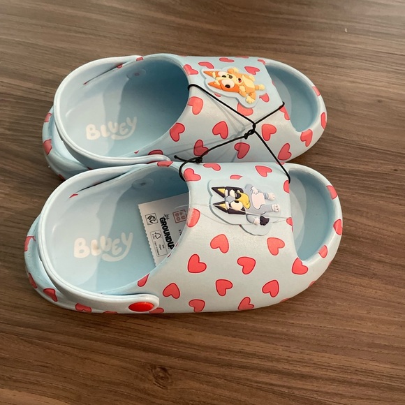 Bluey and Bingo Toddler Kids slides with Heart Pattern size 11/12-NWT - Picture 4 of 6